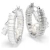 Ariana Grande X Swarovski Ohrringe mit Kristallperlen, Baguette-Schliff, weiß, rhodiniert Ariana Grande X Swarovski Ohrringe mit Kristallperlen, Baguette-Schliff, weiß, rhodiniert