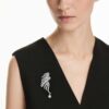 Die Brosche „Feather“ aus der Vienna Collection, weiß, rutheniumbeschichtet Die Brosche „Feather“ aus der Vienna Collection, weiß, rutheniumbeschichtet