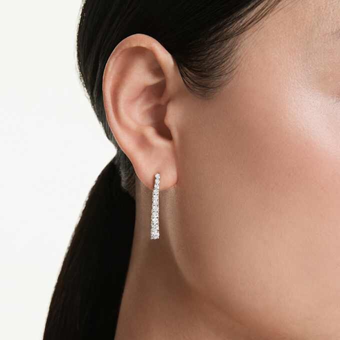 Eternity-Tropfenohrringe mit im Labor gezüchteten Diamanten, 1,3 Karat insgesamt, runde Form, 14-karätiges Weißgold Eternity-Tropfenohrringe mit im Labor gezüchteten Diamanten, 1,3 Karat insgesamt, runde Form, 14-karätiges Weißgold
