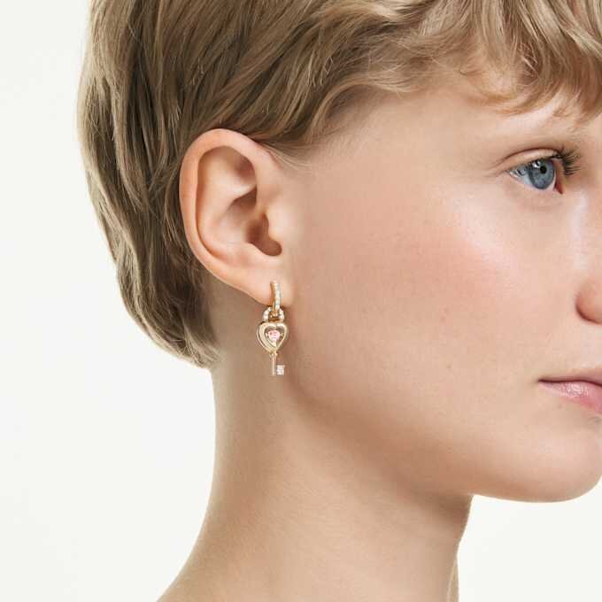 Idyllia-Ohrringe mit Ohrklemme, gemischte Schliffe, Herz mit Schlüssel, rosa, goldfarben plattiert Idyllia-Ohrringe mit Ohrklemme, gemischte Schliffe, Herz mit Schlüssel, rosa, goldfarben plattiert