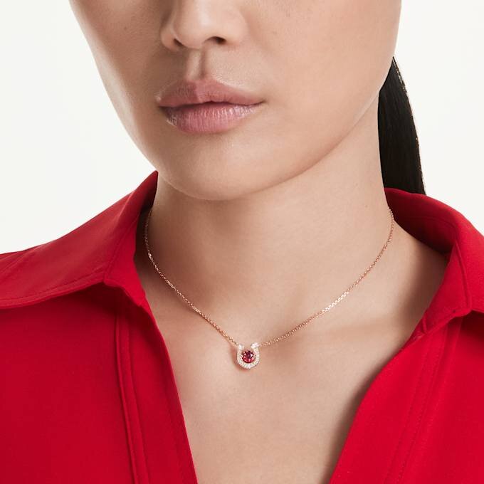 Symbolica-Anhänger, Rundschliff, Pavé, Hufeisen, rot, rosévergoldet Symbolica-Anhänger, Rundschliff, Pavé, Hufeisen, rot, rosévergoldet