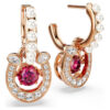 Symbolica-Ohrringe mit Kristallperle, Rundschliff, Pavé, Hufeisen, rot, roségoldfarben plattiert Symbolica-Ohrringe mit Kristallperle, Rundschliff, Pavé, Hufeisen, rot, roségoldfarben plattiert